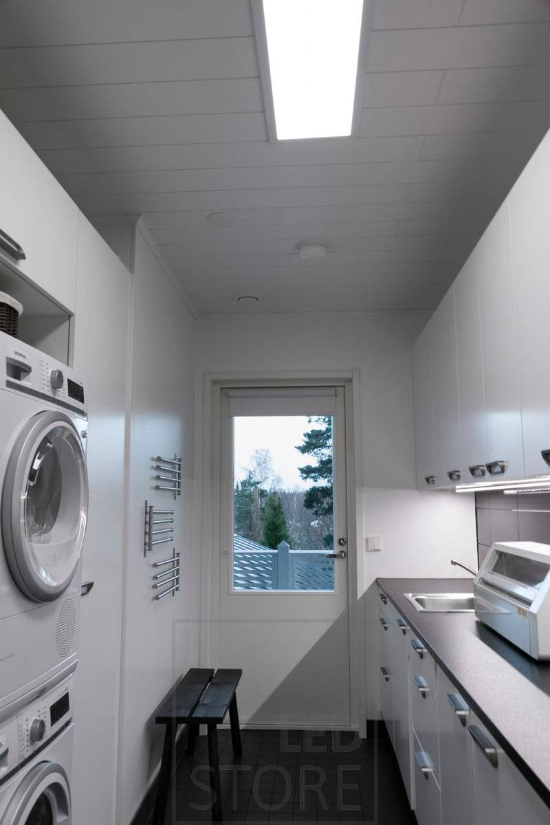 En un lavadero, una tira de leds como luz de trabajo sobre la encimera, un panel de 300×1200 como iluminación general